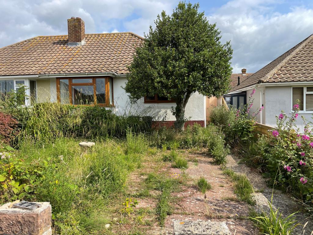 Lot: 97 - BUNGALOW IN NEED OF MODERNISATION - semi detached bungalow and driveway